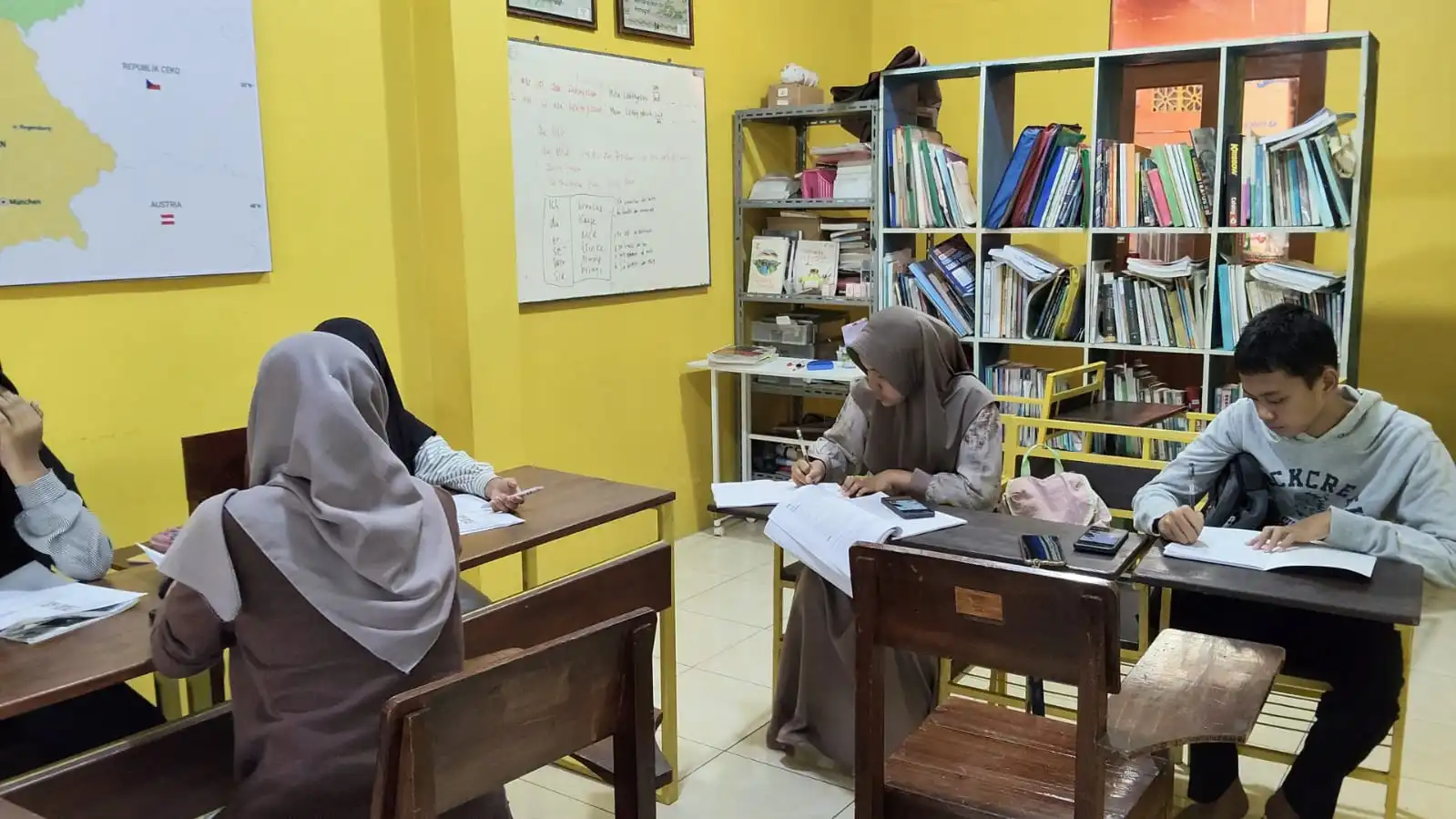 Interaksi Aktif Siswa Kursus Bahasa Inggris