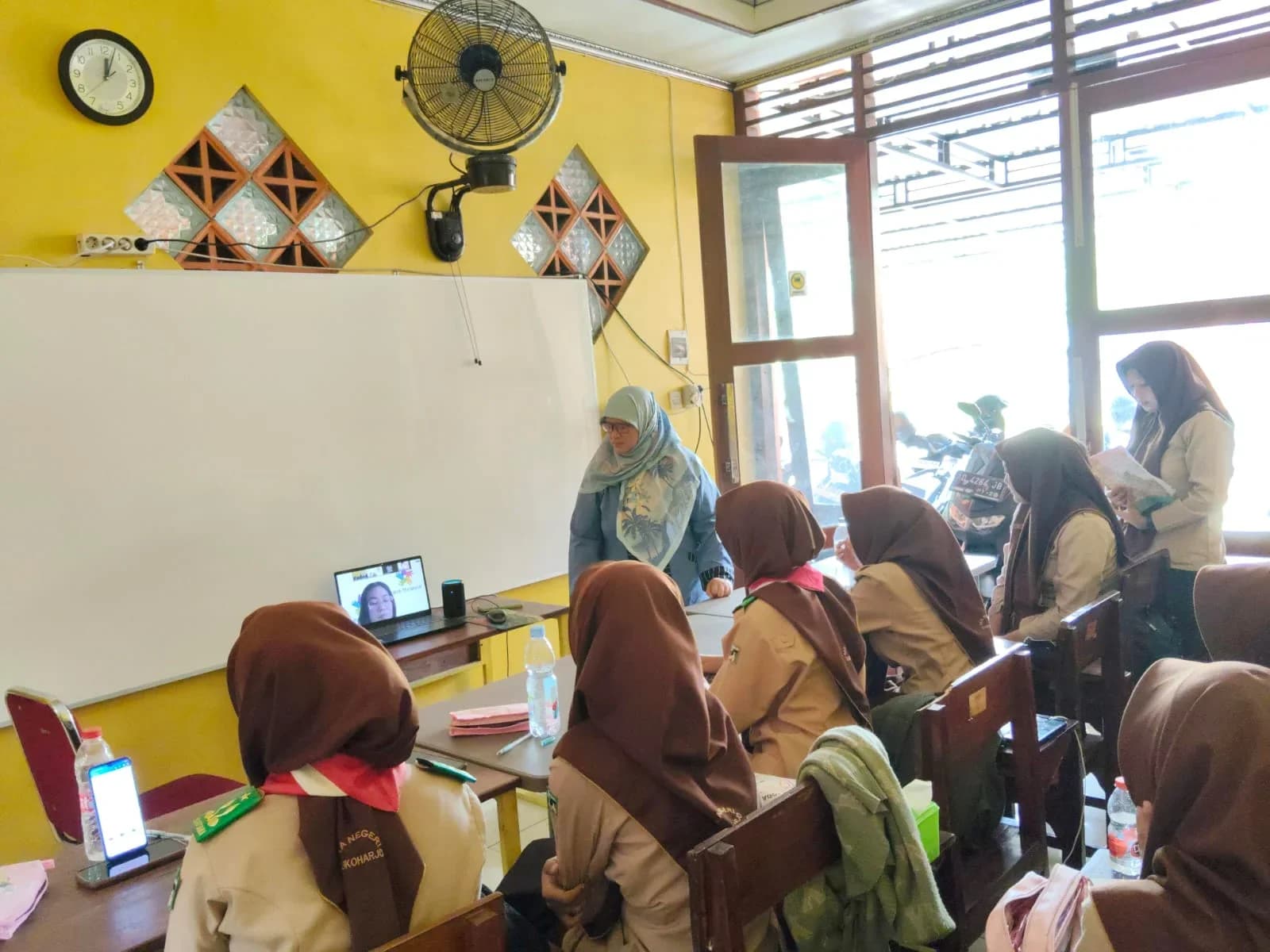 Siswa berdiskusi membedah materi MIPA