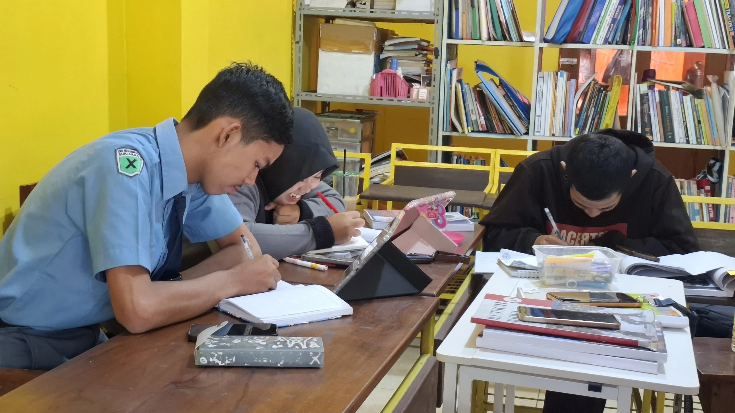 Siswa belajar dengan fokus
