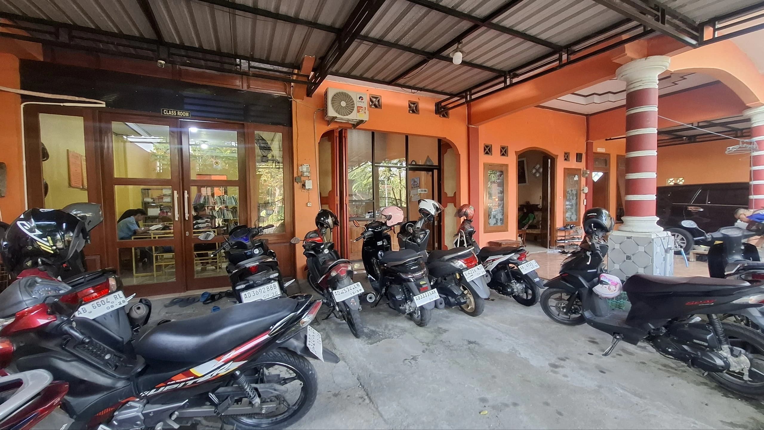 Gedung Queen Education Centre, Jl. Diponegoro No. 78 Sukoharjo