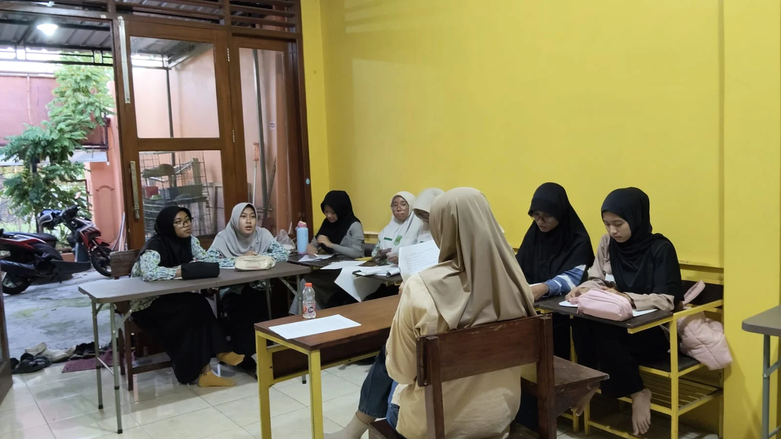 Layanan pendampingan belajar dan bimbingan akademik intensif di Queen Education Centre Sukoharjo